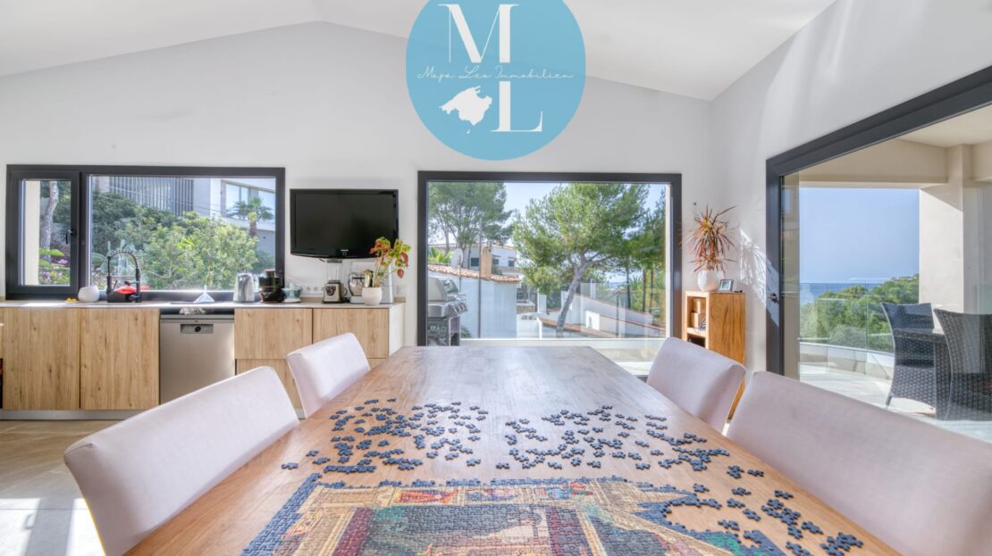 Die Villa in Costa de la Calma bietet einen schönen Meerblick und wurde 2024 komplett saniert. Sie befindet sich in einer exklusiven Lage und verfügt über einen direkten Zugang zum Meer. Mit einer großzügigen Wohnfläche von 255 m² und einer bebauten Fläche von 335 m² bietet die Immobilie viel Platz für Luxus und Komfort. Die Villa umfasst 3 Schlafzimmer, jedes mit eigenem Badezimmer en Suite, sowie eine zusätzliche Gästetoilette. Ein Umkleidezimmer sorgt für zusätzlichen Stauraum und Komfort. Der offene und helle Wohnbereich geht auf eine große Terrasse, die ideal für entspannte Stunden im Freien ist. Für kühle Tage gibt es eine Klimaanlage warm/kalt, und der großzügige Garten mit eigenem Pool bietet Raum zur Erholung. Ein Waschraum und eine Garage sind ebenfalls Teil der Ausstattung, die das Leben in dieser Villa noch komfortabler machen. Das Grundstück erstreckt sich über 1.250 m² und bietet reichlich Privatsphäre und Freiraum, um den mediterranen Lebensstil in vollen Zügen zu genießen. *Costa de la Calma* ist eine ruhige und exklusive Gegend im Südwesten von Mallorca. Die Ortschaft zeichnet sich durch ihre entspannte Atmosphäre aus, während sie dennoch in der Nähe von beliebten Orten wie Santa Ponsa und Paguera liegt. Hier finden Sie eine Mischung aus schönen, ruhigen Wohngegenden und Zugang zu einigen der besten Strände der Insel. Ideal für Kunden, die Ruhe suchen, aber trotzdem nahe an Annehmlichkeiten und Aktivitäten bleiben möchten.