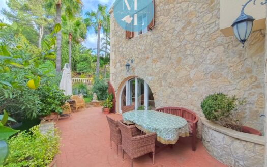 Romantyczna willa z licencją na wynajem w Nova Santa Ponsa - śródziemnomorski styl i fantastyczne tarasy