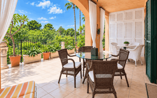 Elegantes Gartenapartment in kleiner Residenz nahe Port Adriano