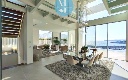 Exklusive Designvilla in erster Meereslinie oberhalb von Port Adriano